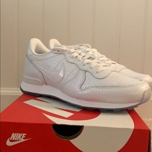 Brand New Wmns Nike Internationalist size 8.5